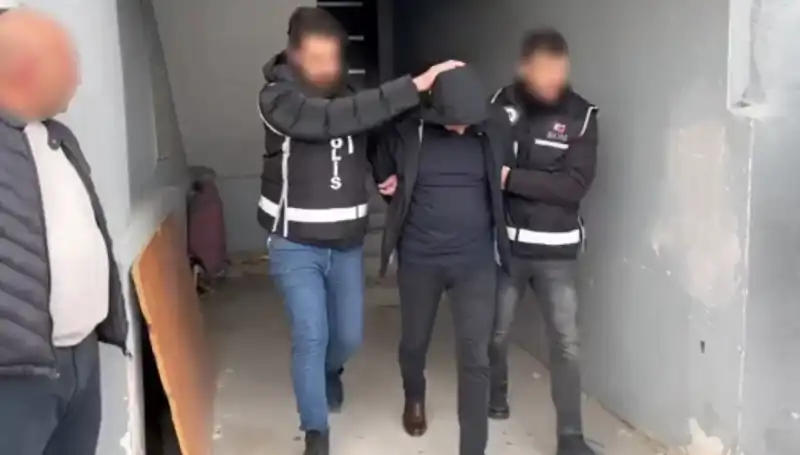 Dört İlde Dört Çeteye Gece Yarısı Operasyonu: Silahlar ve El Bombaları Ele Geçirildi