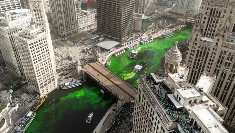 Chicago Nehri Yeşile Boyandı: Aziz Patrick Günü Kutlamaları Coşkuyla Devam Ediyor