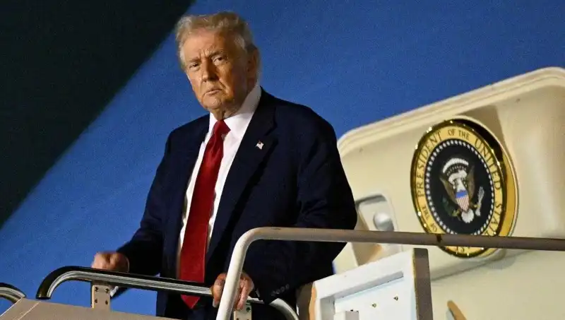 Katar'dan Trump'a Uçan 400 Milyon Dolarlık Gizemli Jet Görüntülendi!