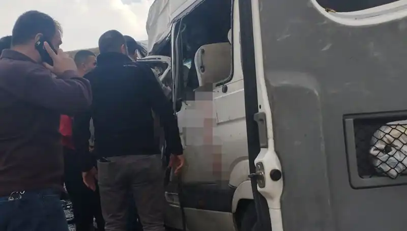 Van’da Minibüs-Kamyonet Çarpışması: Çok Sayıda Ölü ve Yaralı