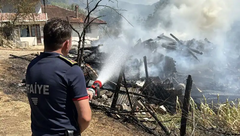 Evdeki Yangın Ormana Sıçradı: Yangın Söndürme Ekipleri Seferber Olmuş Durumda
