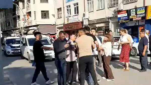 Trafikte Göz Göze Gelen Gazinin Darp Ediliş Anları Kamerada İnterneti Salladı