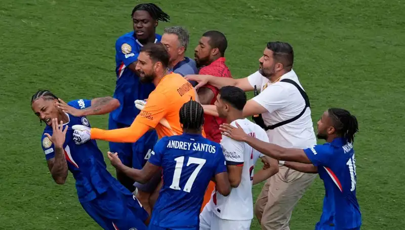Dev Final Sonrası Saha İçinde Şok Olay: Teknik Direktör ve Futbolcu Arasında Yumruklu Kavga!