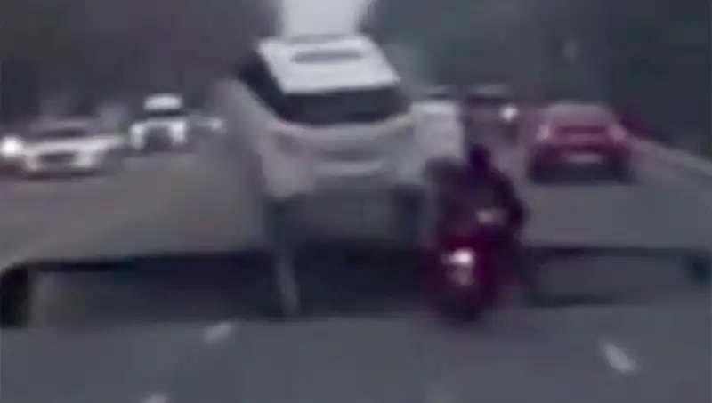 Güney Kore Otoyolunda Motosikleti Yutan Dev Çukur: Nedenleri ve Sonuçları