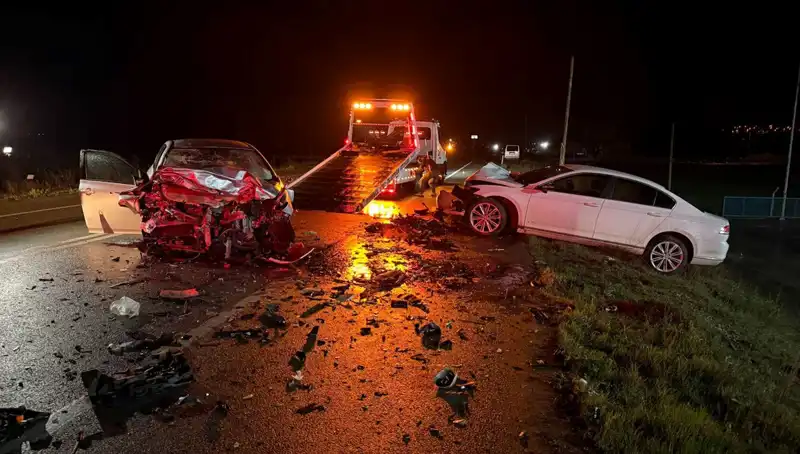 Çanakkale'de Feci Kaza: İki Araç Kafa Kafaya Çarpıştı, 3 Kişi Hayatını Kaybetti